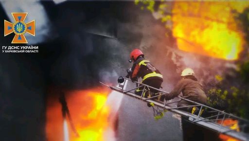 Рятувальники досі гасять масштабну пожежу після атаки дронів на Харківщині