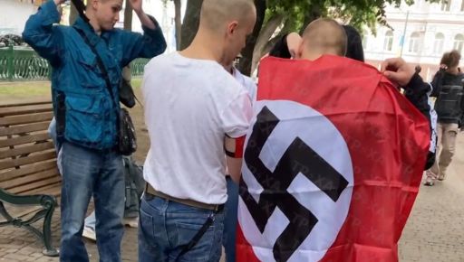 В Харькове разыскали подростков, ходивших по городу со свастикой