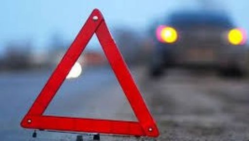 У Харкові на кільцевій водій втратив керування: легковик винесло під фуру